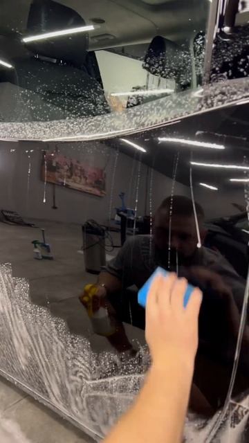 Процесс оклейки двери автомобиля в глянцевый полиуретан смотреть онлайн