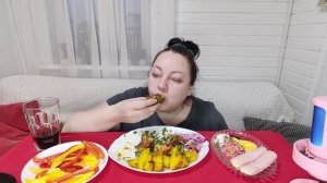 Мукбанг Шашлыки с картошечкой по-деревенски, рулетики с ветчиной и сыром.