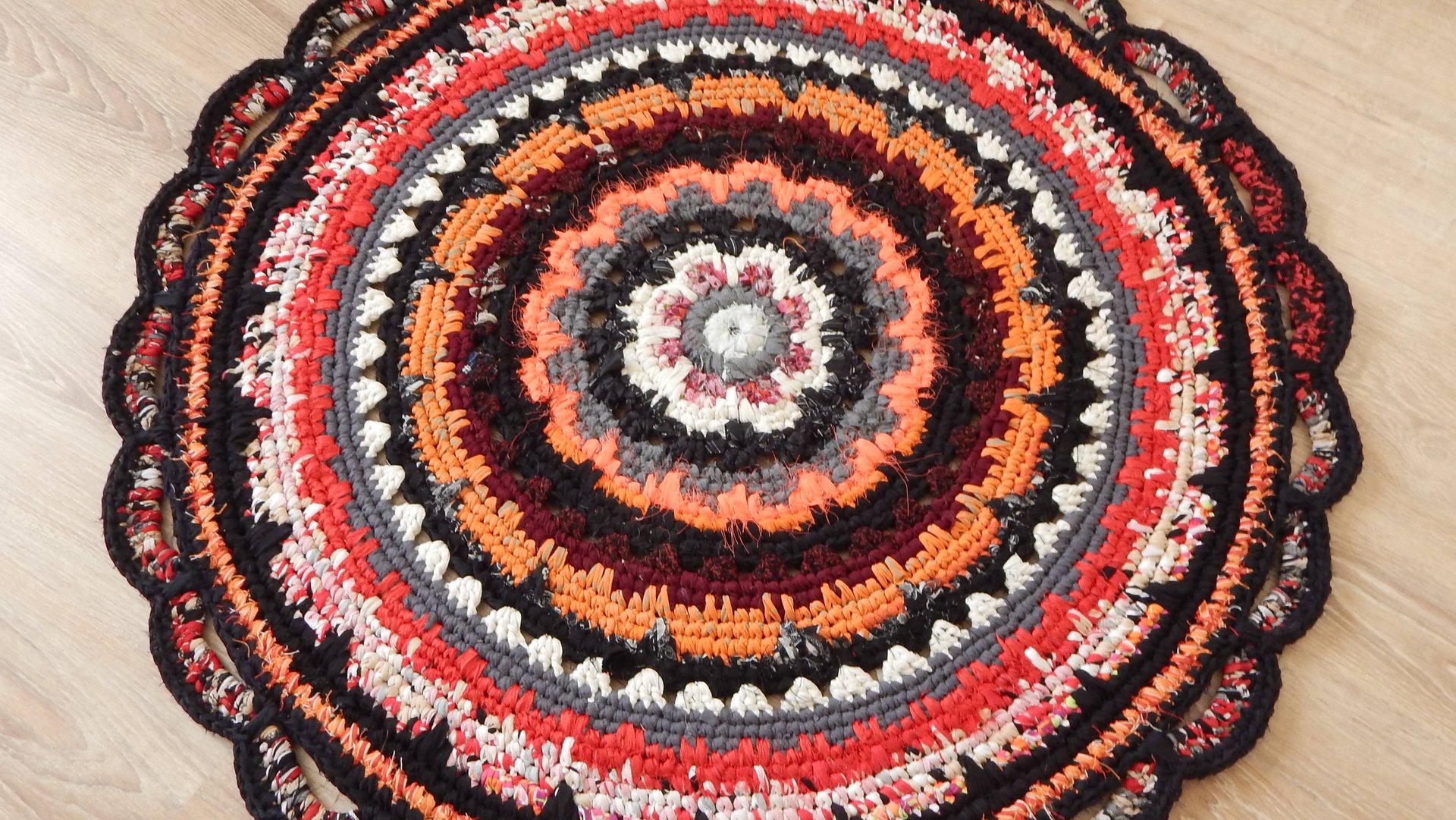 Клевый Круглый Коврик Крючком из ветоши 2 (93см. в диаметре). Авторское решение. смотреть онлайн