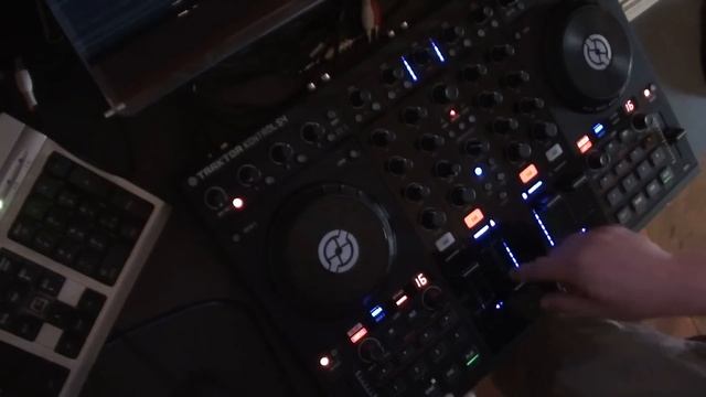 Headhunterz Collective Traktor Kontrol s4 HD!! смотреть онлайн
