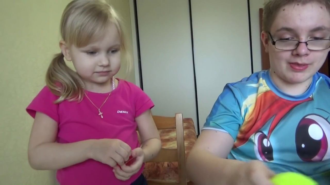 Разрезаем игрушки из посылки Даши!!! Прикольный скелетик с красной жидкостью!!! смотреть онлайн