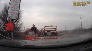 Быдло на дороге. Не смогли разъехаться на пустой дороге. Не на того нарвались