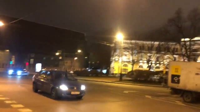 Walking over the Lomonosov bridge in Saint-Petersburg Russia смотреть онлайн