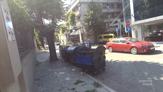 Болгарский мусоровоз. Мусоровоз в Болгарии. Такого дети еще не видели! смотреть онлайн