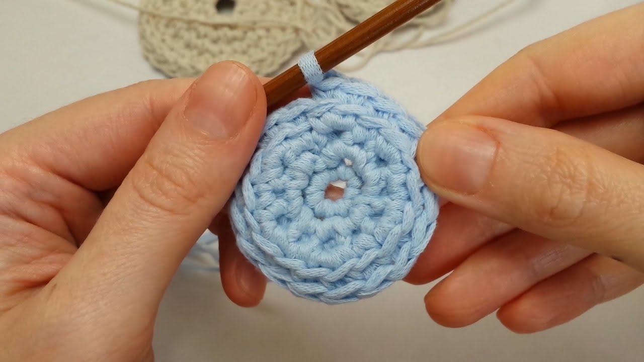 Плотный двойной узор по кругу.