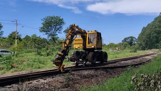 EQUIPAMENTO GEISMAR KGT POSICIONANDO TRILHO NA VIA PERMANENTE PARA TROCA-CAPIM BRANCO–ANO NOV 2022