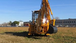 Экскаватор-погрузчик VENIERI VF10.23C - гидравлический сдвиг обратной лопаты.