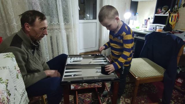 Внук играет в нарды с дедом! смотреть онлайн