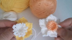 Вяжем вместе нарцисс крючком. Два варианта коронок