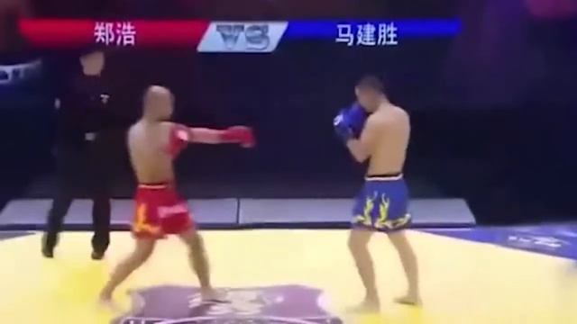 Боец Вин Чун получил мощный маваши в голову, один удар - и победа! смотреть онлайн