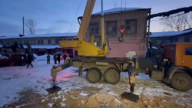 Автокрана 25 тонн галичанин