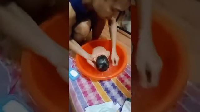 Tui kan siltir phutna | my first baby bath. смотреть онлайн