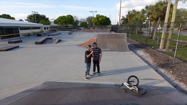 We Taught These Dudes How To Backflip A BMX! смотреть онлайн