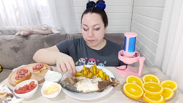 МУКБАНГ Дорадо, картошка по-деревенски и брускетта с томатами. смотреть онлайн