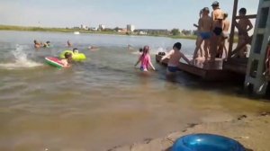 ВЛОГ | Купаемся на речке. А также показываем водные развлечения на воде.