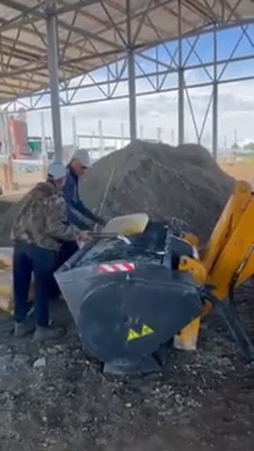 Бетоносмесительный ковш EXTEN Mixer8 на телескопическом погрузчике JCB. смотреть онлайн