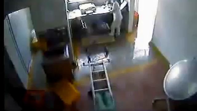 Repairman owned caught on security cam смотреть онлайн