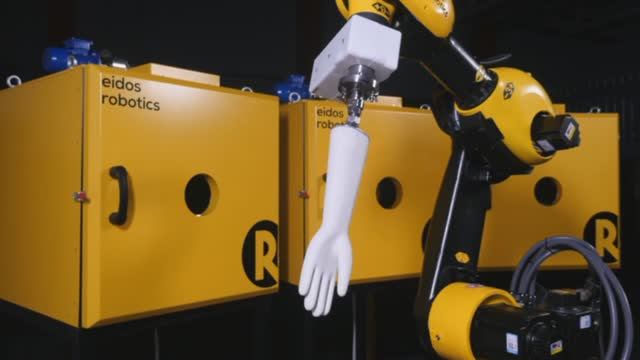 Лабораторное изготовление роботом А12 перчаток с послойной сушкой смотреть онлайн