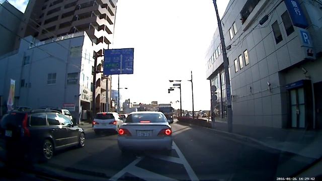 鉄道コンテナ輸送大型セミトレーラートラックの右折風景【日本通運（通称日通）】 смотреть онлайн