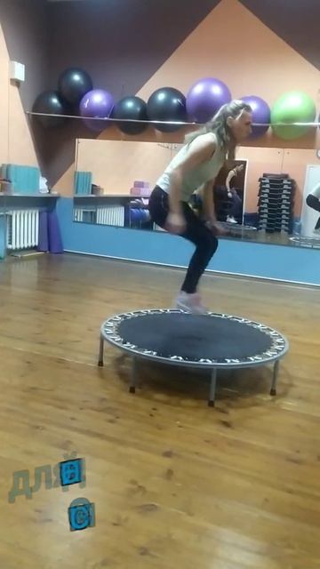 Джампинг. Фитнес на батуте. Прыжки с касанием по системе 1-1-2 смотреть онлайн