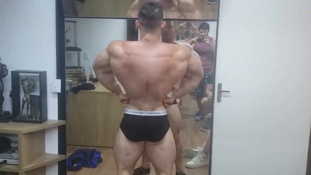 Muscle Hunk　Bodybuilder Posing