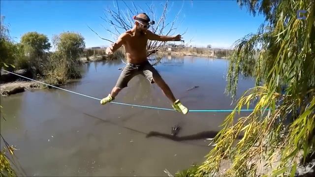 Slacklining Over Alligator Pool смотреть онлайн
