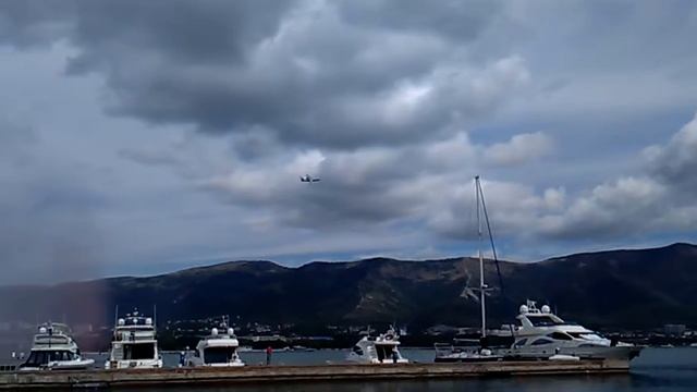 Самолёт выливает воду смотреть онлайн