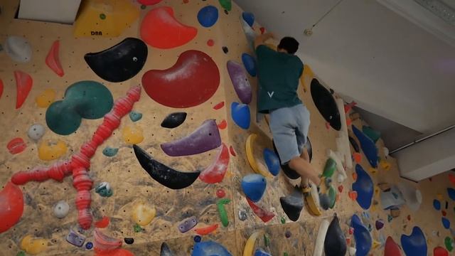 Андрей Ведищев - тренер скалодрома Tokyo смотреть онлайн