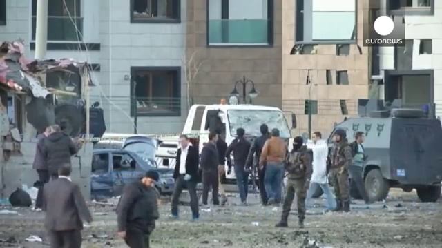 В результате взрыва заминированного автомобиля в турецком Диярбакыре пострадали более 10… смотреть онлайн