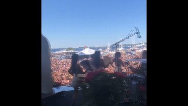 Lana's Dancers Heading To The Stage For Summertime Sadness At Newport Folk смотреть онлайн