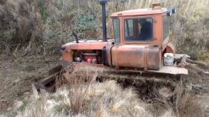 ДТ-75 Бульдозер.Задвигает канаву