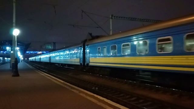 ЧС8-025 на станции Киев-Пассажирский смотреть онлайн