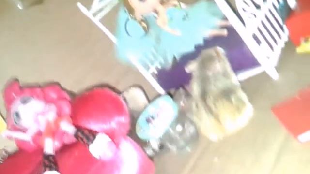 Риакция хомяка на машинку и кукольный домик (первый этаж) смотреть онлайн