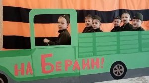 "Солдаты, в путь" исполняют воспитанники подготовительной группы №1