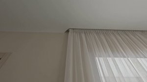 Монтаж натяжного потолка в доме около лестницы