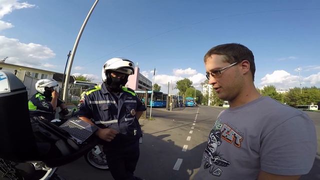 Мотобат не рекомендует "просто грязь" - есть другой секрет, как без штрафов вваливать по МКАД смотреть онлайн