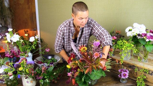 Arrangement with late summer flowers from my garden смотреть онлайн