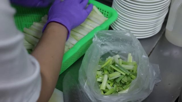 High-End Roast Duck Restaurant, 8 Ways to Eat Roast Duck / 烤鴨8吃, 荷葉餅皮製作 - Taiwan Food смотреть онлайн