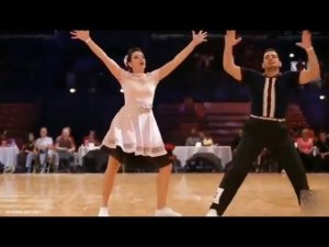 ПЬЯНАЯ НАТАША НА СТОЛЕ ТАНЦУЕТ...