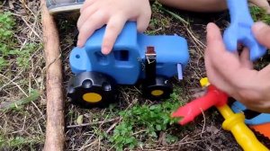 Синий трактор сломался в лесу