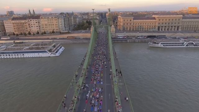Mass yoga session on Budapest's Liberty Bridge - aerial 4K смотреть онлайн
