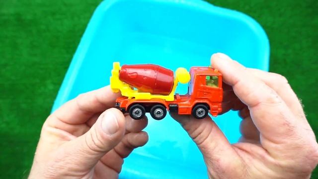 игрушечные машинки играют с Экскаватоp, Трактор, пожарная машина, мусоровозы смотреть онлайн