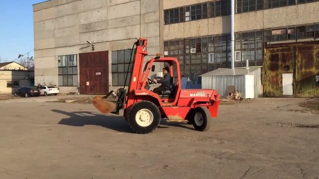 Вездеходный ковшевой погрузчик Manitou MC30CP смотреть онлайн