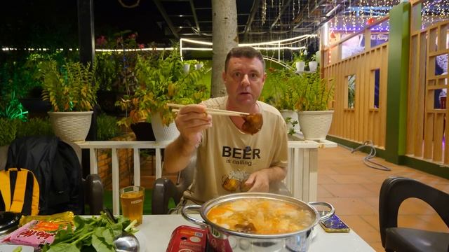 Обзор Quan Ngoc Linh. Огромный и красивый ресторан с экзотическим мясом! смотреть онлайн