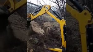 Прицепной мини экскаватор в работе.