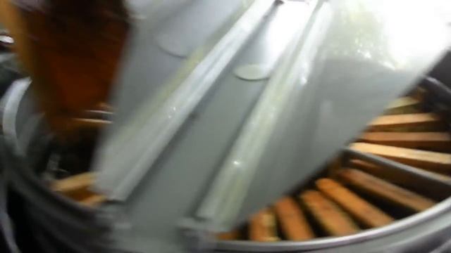 Откачка мёда. Цех по откачке. Workshop for pumping honey смотреть онлайн