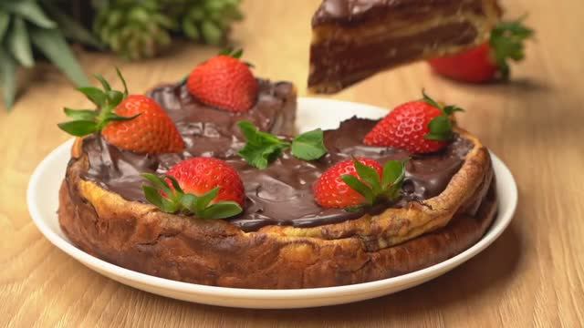 Шоколадно-клубничный чизкейк смотреть онлайн