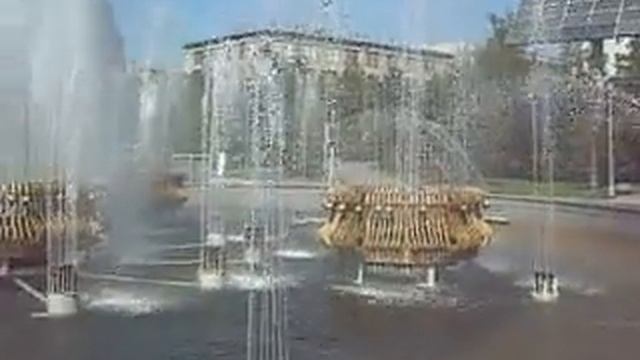 Фонтан у театра Глобус смотреть онлайн