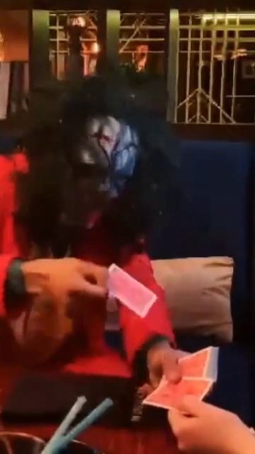 ДЖОКЕР удивляет людей в РЕСТОРАНЕ #фокус #магия #иллюзионист #джокер