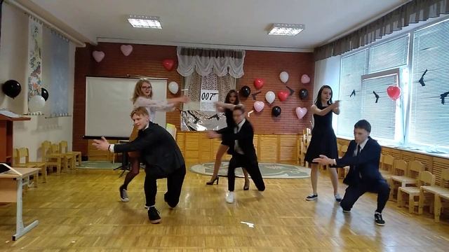 Slaptų agentų šokis su savo širdies damomis :) смотреть онлайн